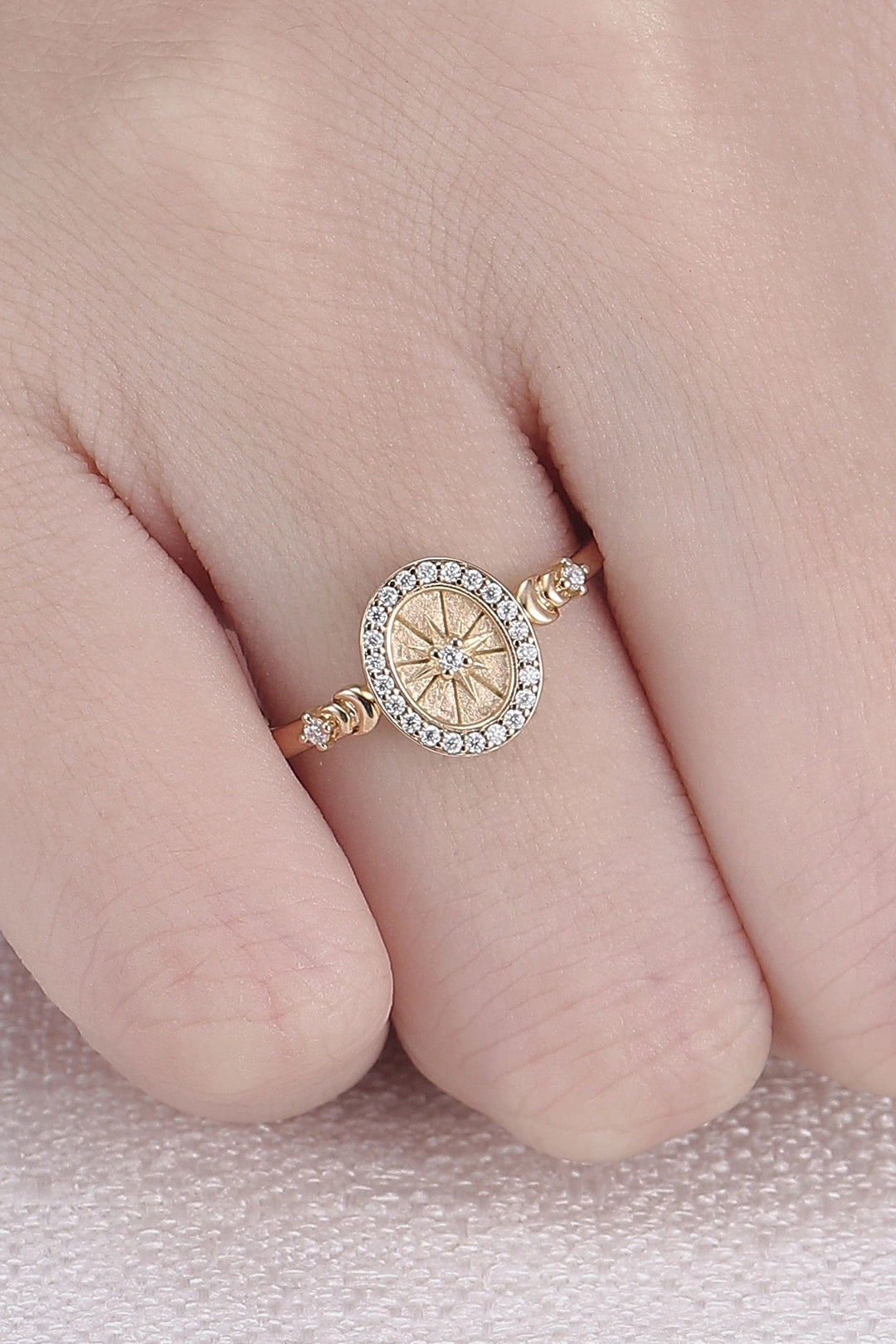 Eight-Pointed Star Rond Cut Moissanite Yellow Gold Signet Ring
