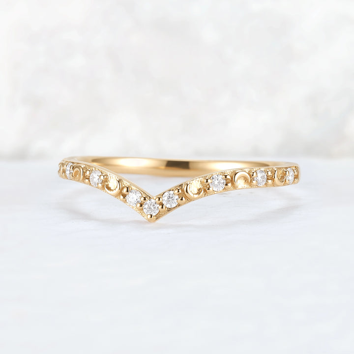 Moon Design Curved Round Moissanite Wedding Band