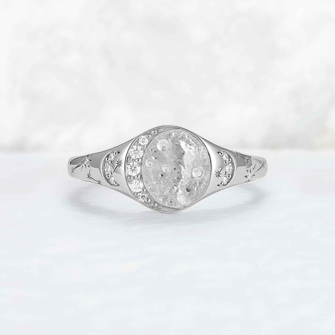 Moonlit Crater Rond Cut Moissanite Yellow Gold Signet Ring