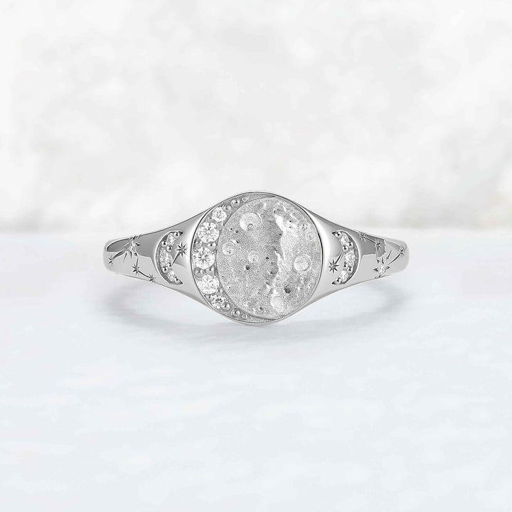 Moonlit Crater Rond Cut Moissanite Yellow Gold Signet Ring